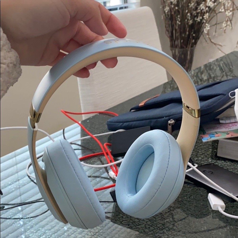 Noise cancelling bluetooth headphones